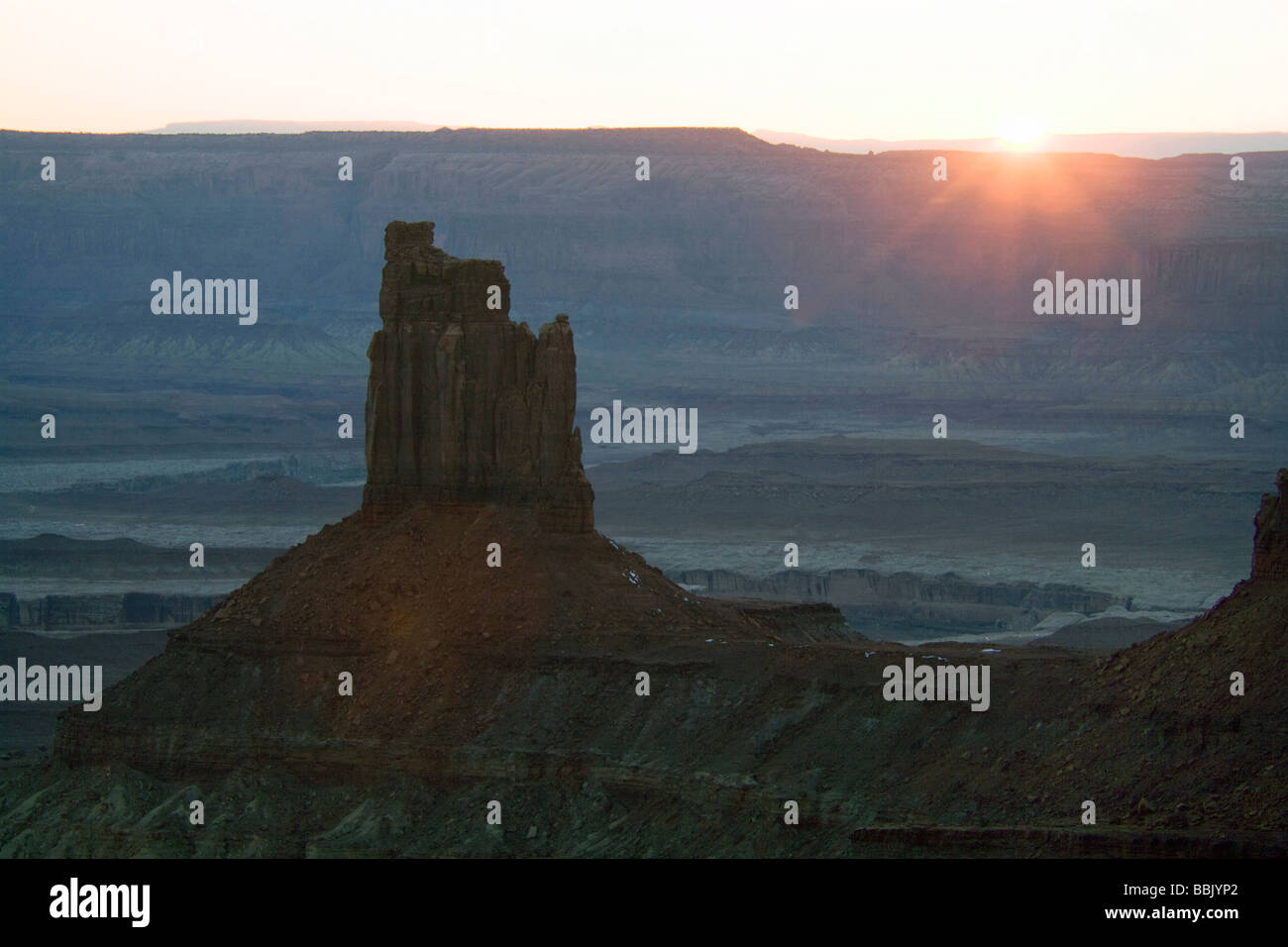 Candlestick-Turm von Island In The Sky in Canyonlands National Park in Utah aus gesehen Stockfoto