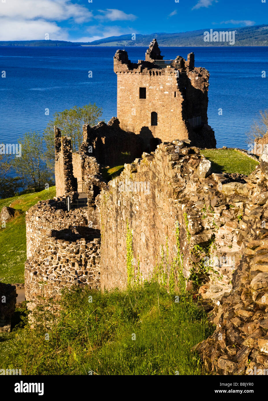 Urquhart Castle am Ufer des Loch Ness in der Nähe von Drumnadrochit, Highland Region, Schottland. Stockfoto