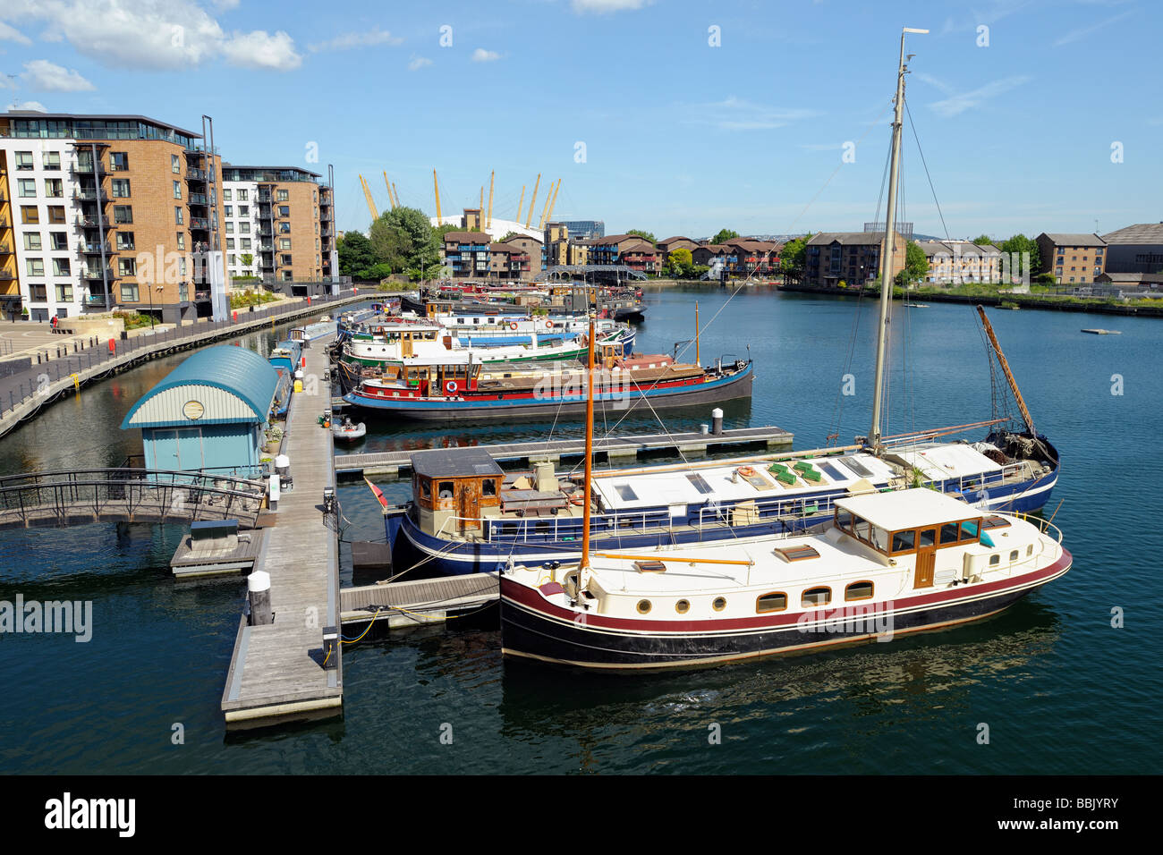 Blick vom Trafalgar Weg Canary Wharf London England UK Blick über Blackwall Basin Marina gegenüber Preston s Road Stockfoto