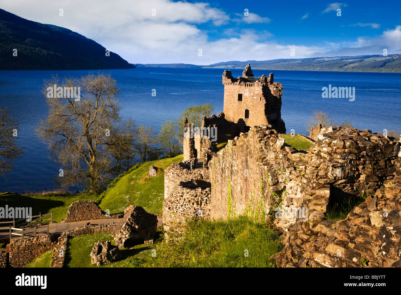 Urquhart Castle am Ufer des Loch Ness in der Nähe von Drumnadrochit, Highland Region, Schottland. Stockfoto