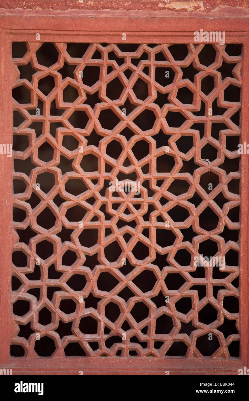 Islamische Muster geschnitzt aus rotem Sandstein in der Freitags-Moschee in Fatehpur Sikri Indien Stockfoto