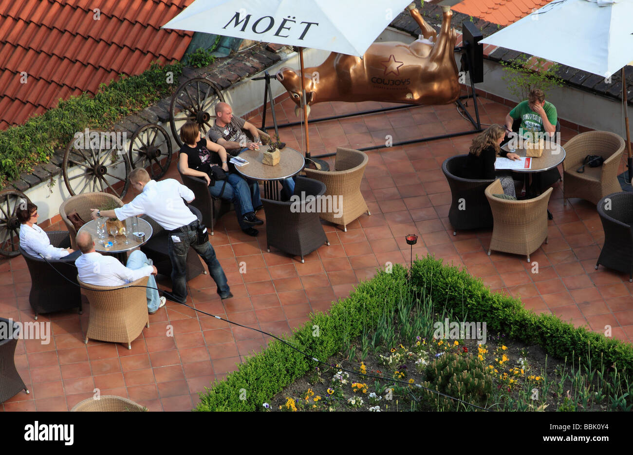 Tschechische Republik Prag Gartencafé Menschen Freizeit Stockfoto