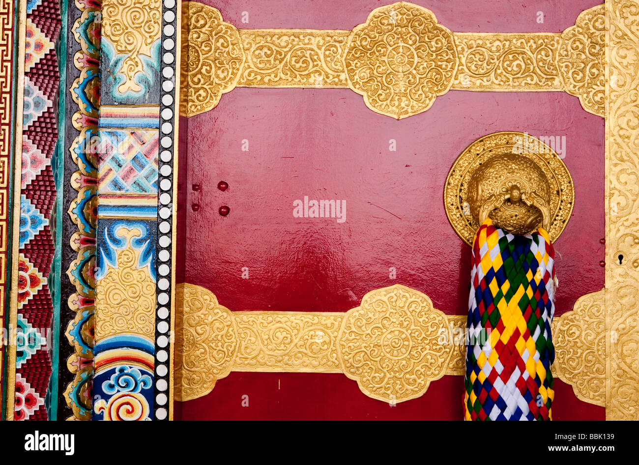 Mehrfarbige Stickerei Gewebe ziehen Namdroling tibetischen Kloster Bylakuppe Koorg Karbataka Indien Stockfoto