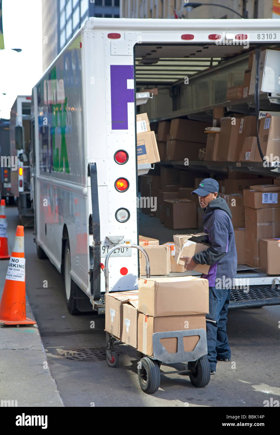 Chicago Illinois A Fedex Ground Arbeiter entladen Pakete aus seinem LKW für die Lieferung in Chicago s loop Stockfoto