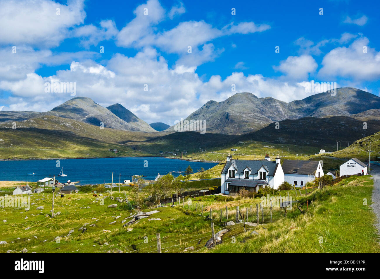 Beeindruckende North Harris Berge hinter das kleine Dorf von Aird Asaig auf den A859 Tarbert mit Stornoway verbinden Stockfoto