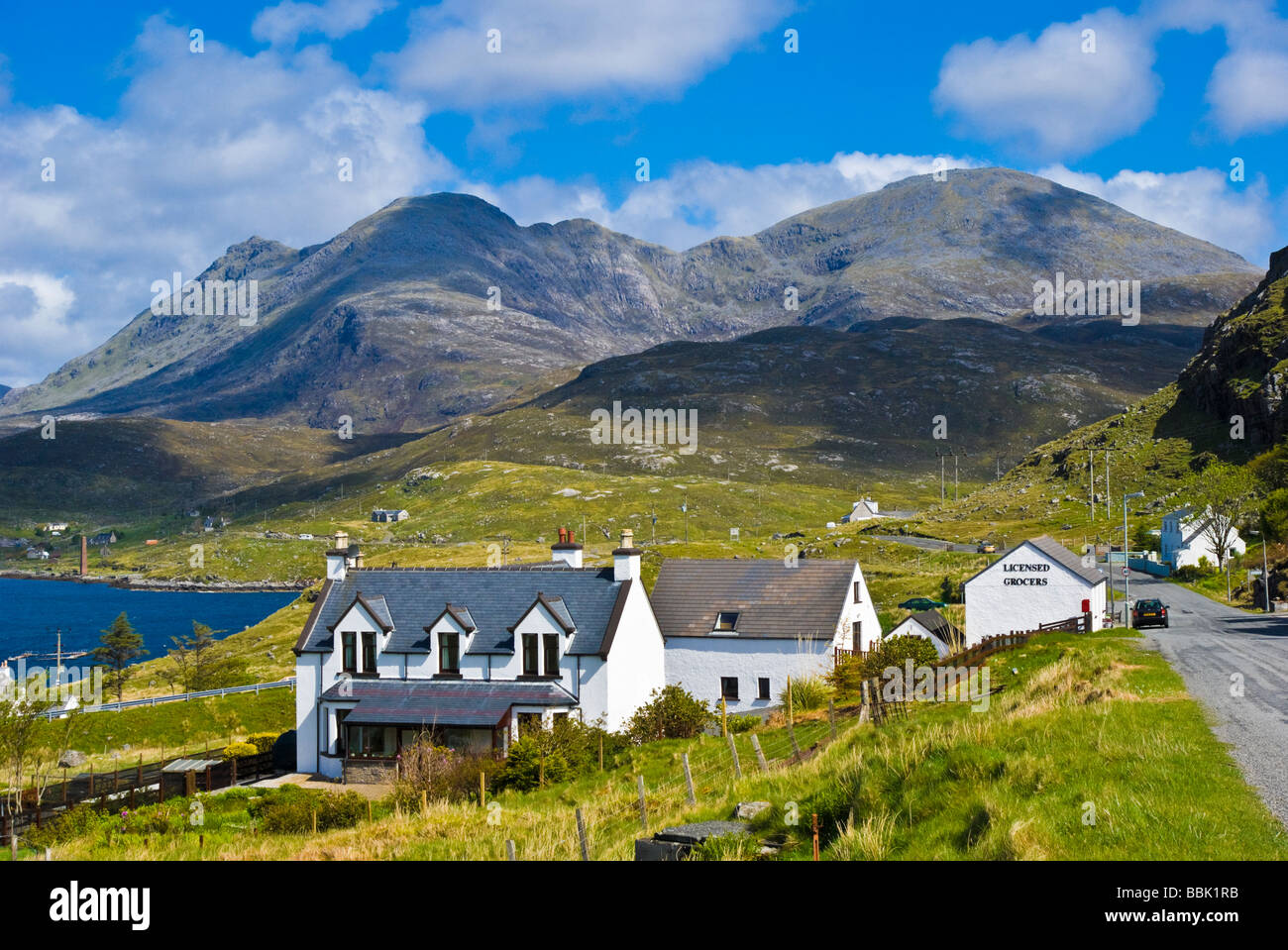 Beeindruckende North Harris Berge hinter das kleine Dorf von Aird Asaig auf den A859 Tarbert mit Stornoway verbinden Stockfoto