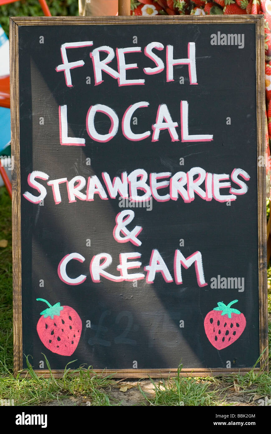 Frische lokale Erdbeeren und Creme Schild Oxford Oxfordshire 2009 HOMER SYKES Stockfoto