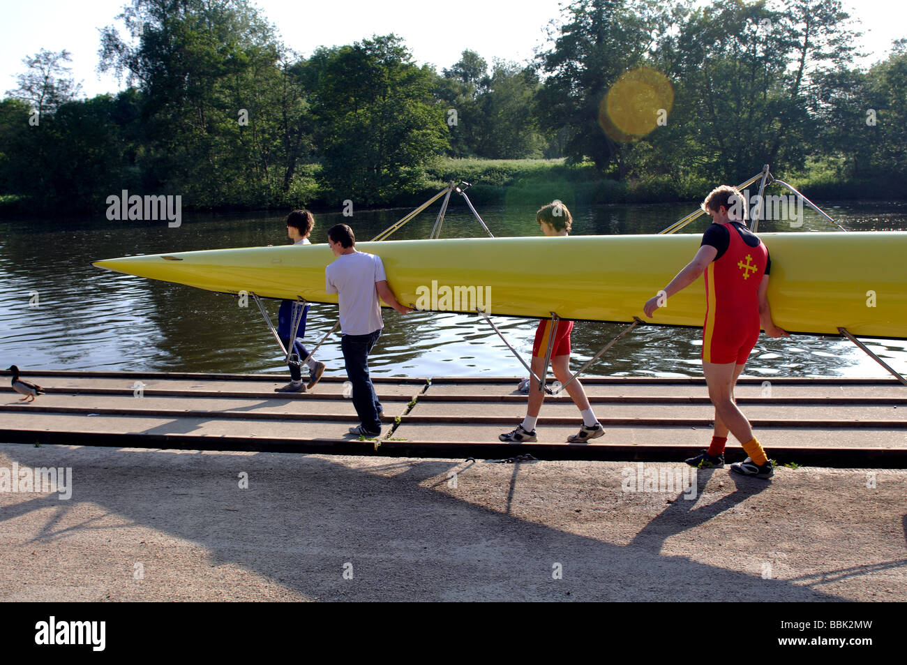Studenten, die Durchführung von Boot vom Bootshaus, Oxford, Oxfordshire, England, UK Stockfoto