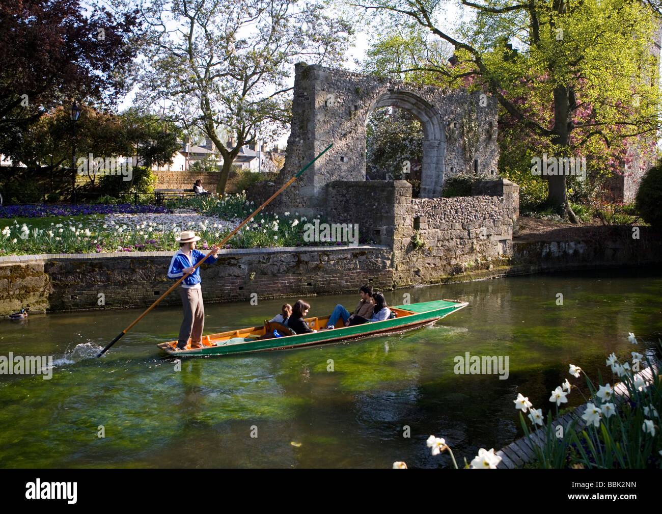Männer Stechkahn fahren Touristen auf dem Fluss Stour im Westgate Towers, Canterbury, Kent, UK Stockfoto