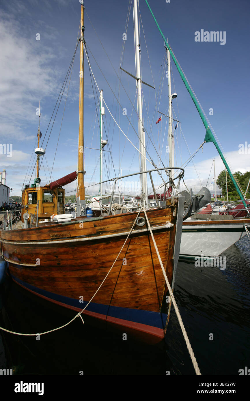 Crinan Canal, Schottland. Fischereifahrzeug vertäut Scarbh am Crinan Hafen in der Nähe von Sound of Jura, an der Westküste von Schottland. Stockfoto