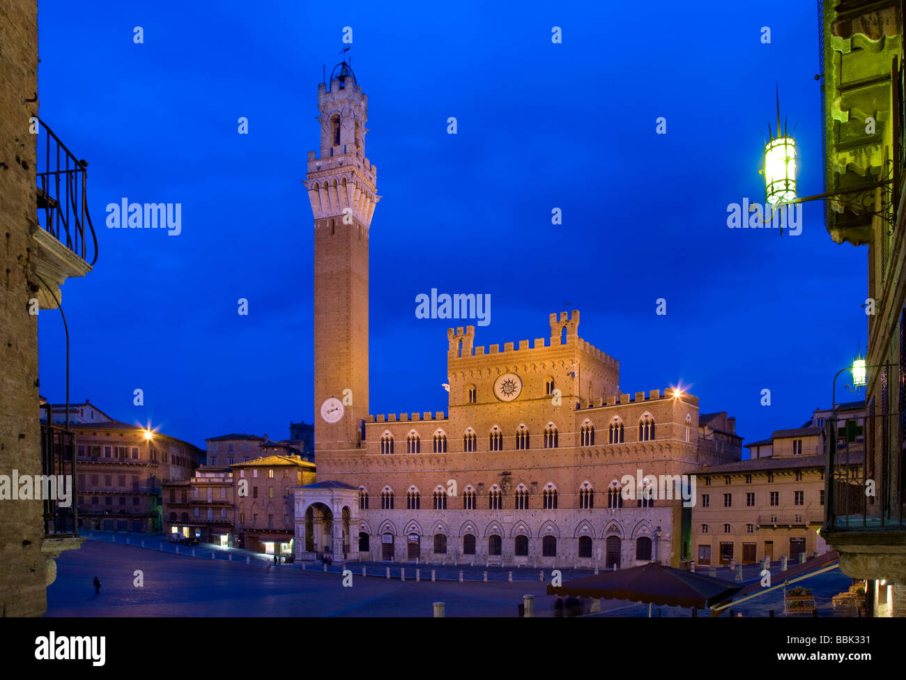 Torre del Mangia nachts in Piazza del Campo in Siena, Toskana, Italien, Europa. Stockfoto