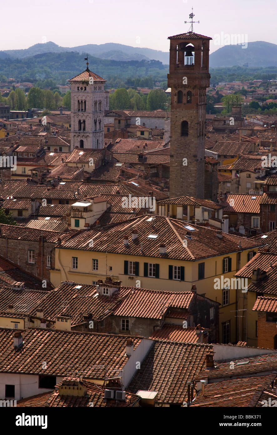 Hohe Aussicht auf die Stadt vom Torre Guinigi, Torre Delle Ore und Chiesa di San Michele in Foro, Lucca, Toskana, Italien, Europa Stockfoto
