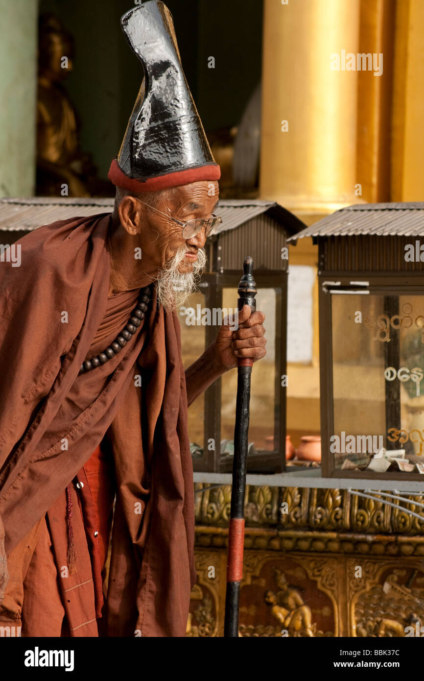 Burmesische Anhänger seiner Pilgerfahrt zur Shwedagon buddhistischer Tempel in Yangon, Myanmar (Burma) Stockfoto