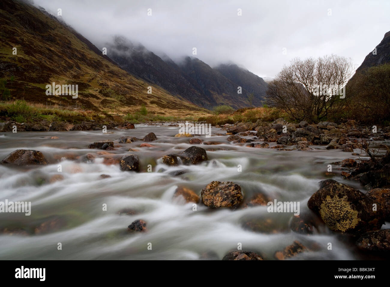 Schnell fließenden Fluss in der Nähe von Glencoe, Schottland Stockfoto