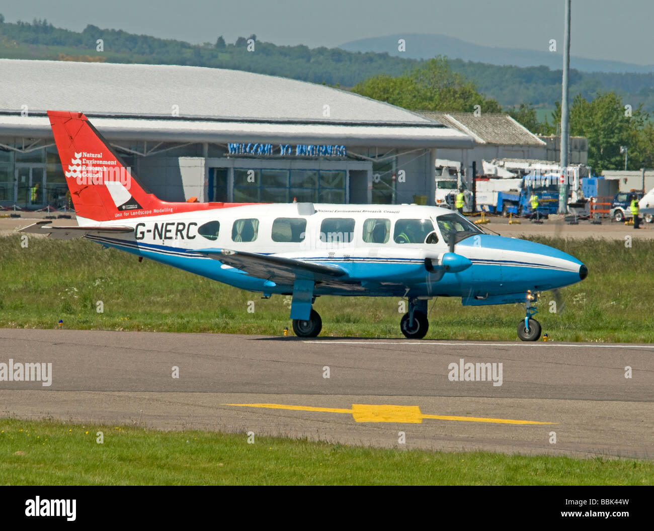 PA-31 350 zweimotorigen Navajo Häuptling will Flughafen Inverness Schottland abgehen.  SCO 2491 Stockfoto