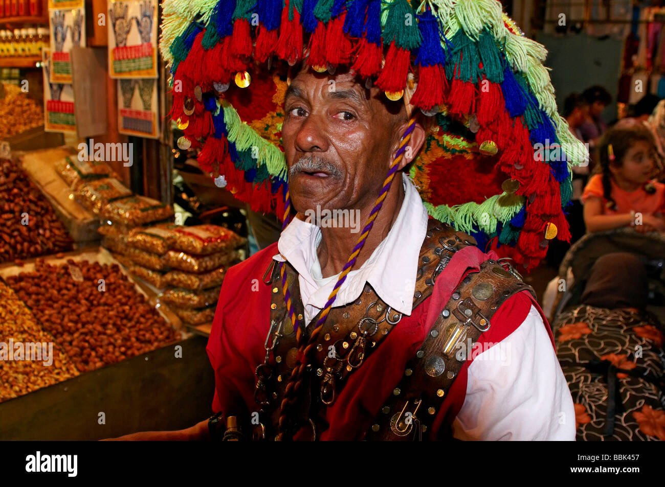 Eine traditionelle marokkanische Wasserträger im Souk in Marrakesch Stockfoto
