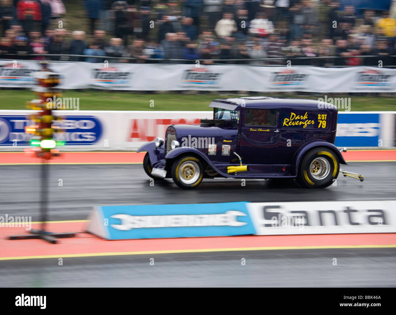 Pro ET Dragster dunkle Serien angetrieben durch Dave Cherrett beim Easter Thunderball Event in Santa Pod, England Stockfoto