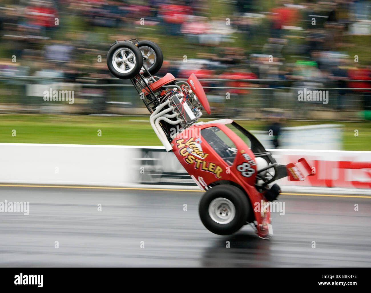 Super Pro ET Dragster Vegas Hustler angetrieben von Mark Bishop auf 2 Rädern auf dem Easter Thunderball Event in Santa Pod, England. Stockfoto