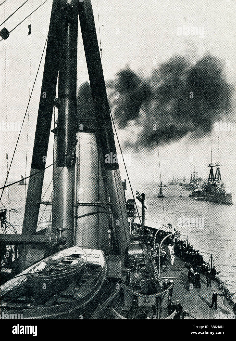 Dreadnoughts vom Deck der H M S Super schwerer Schiffe in der Home Fleet bei Manövern an Spithead 1914 zeigen Stockfoto