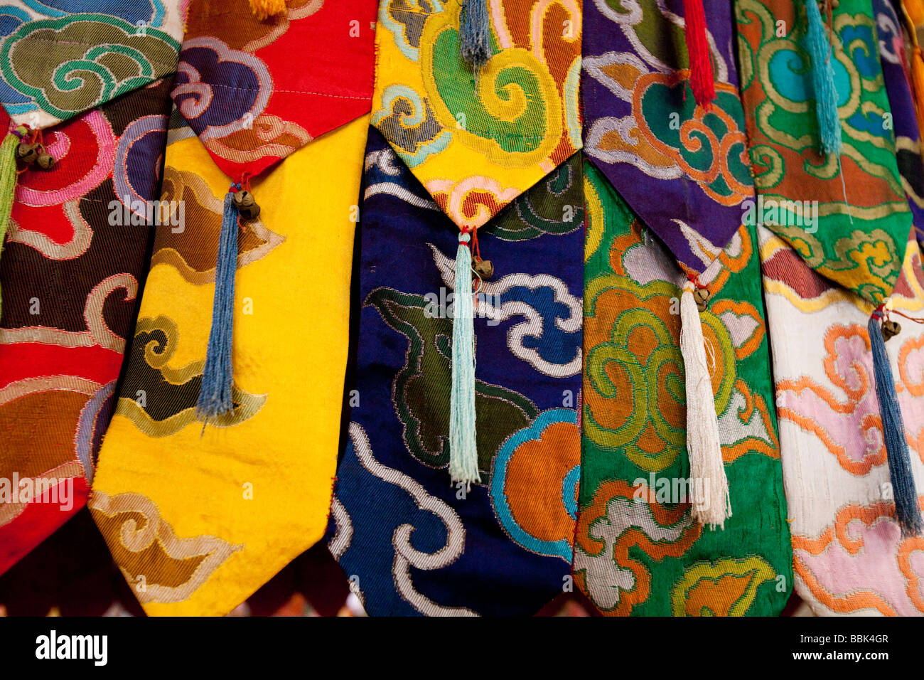 Bunt bestickte Hangings Namdroling tibetisches Kloster Bylakuppe Koorg Karbataka Indien Stockfoto