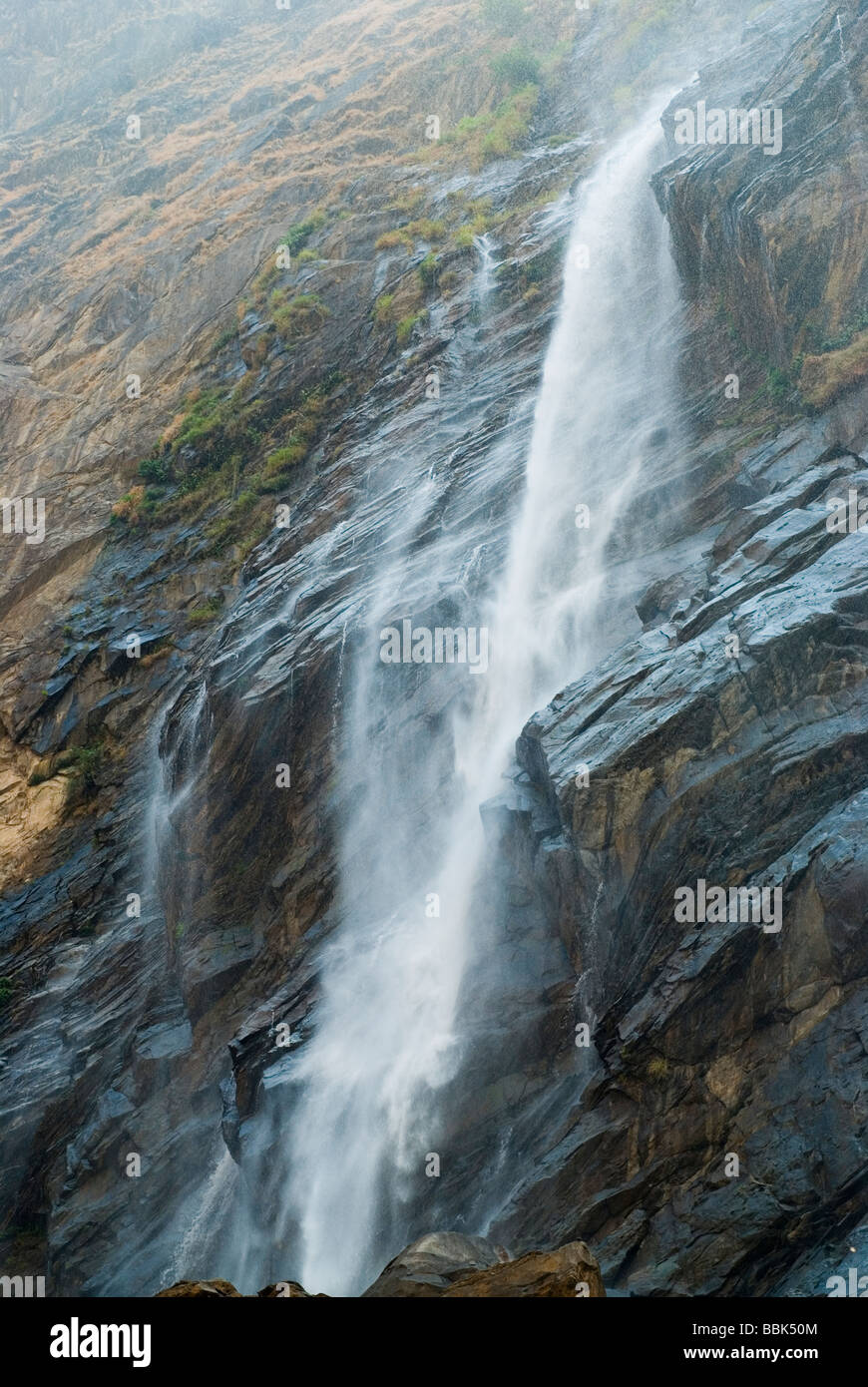 Wasserfall (Jog Falls) - größte in Indien (300 m hoch). Vor-und Nachsaison Niedrigwasser. Stockfoto