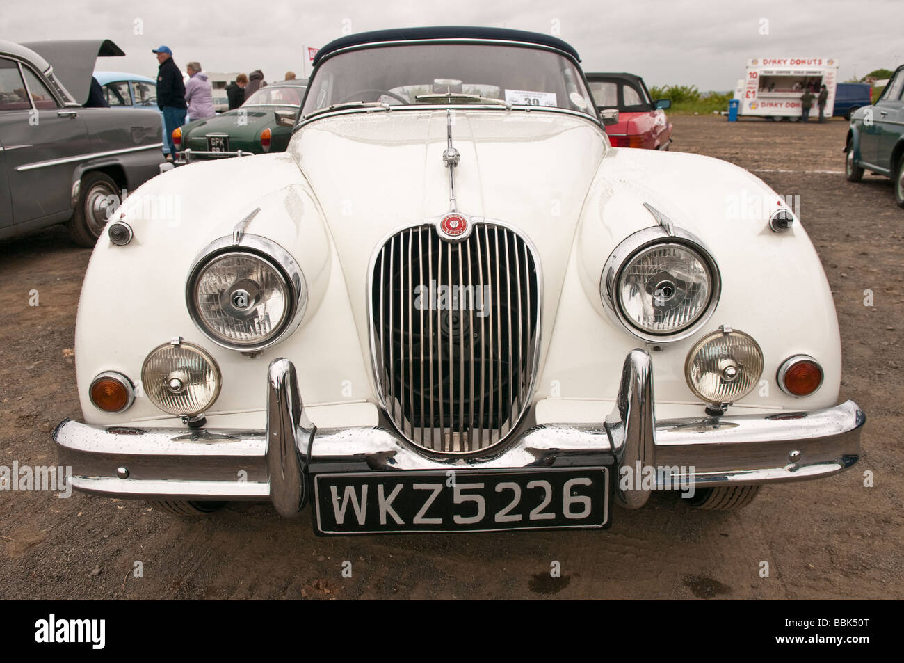 Jaguar XK150, hergestellt von 1957 bis 1961, abgedeckt bei leichtem Regen Stockfoto