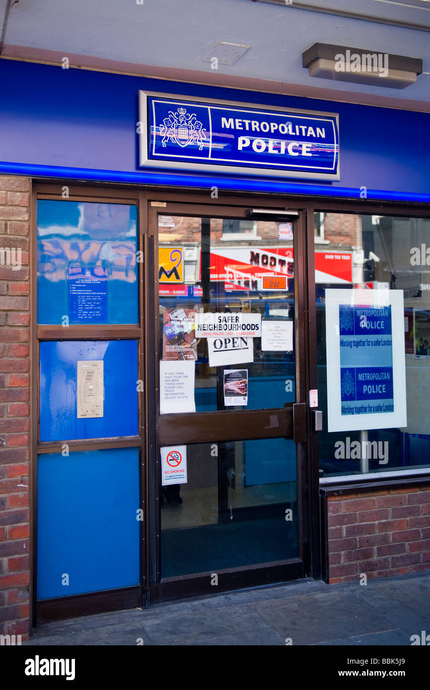 Brick Lane, Shoreditch, East End, Metropolitan Police Station mit Schilder in Englisch & Indien oder Bangladesh Stockfoto