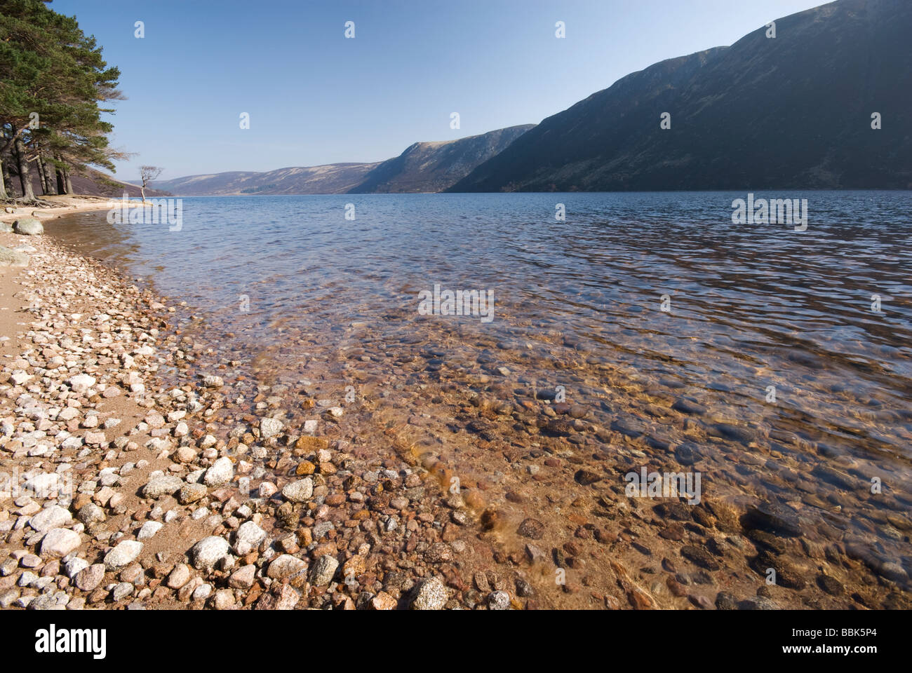 Ufer des Loch Muick von der königlichen Residenz in Glas-Allt Shiel, Balmoral estate Stockfoto