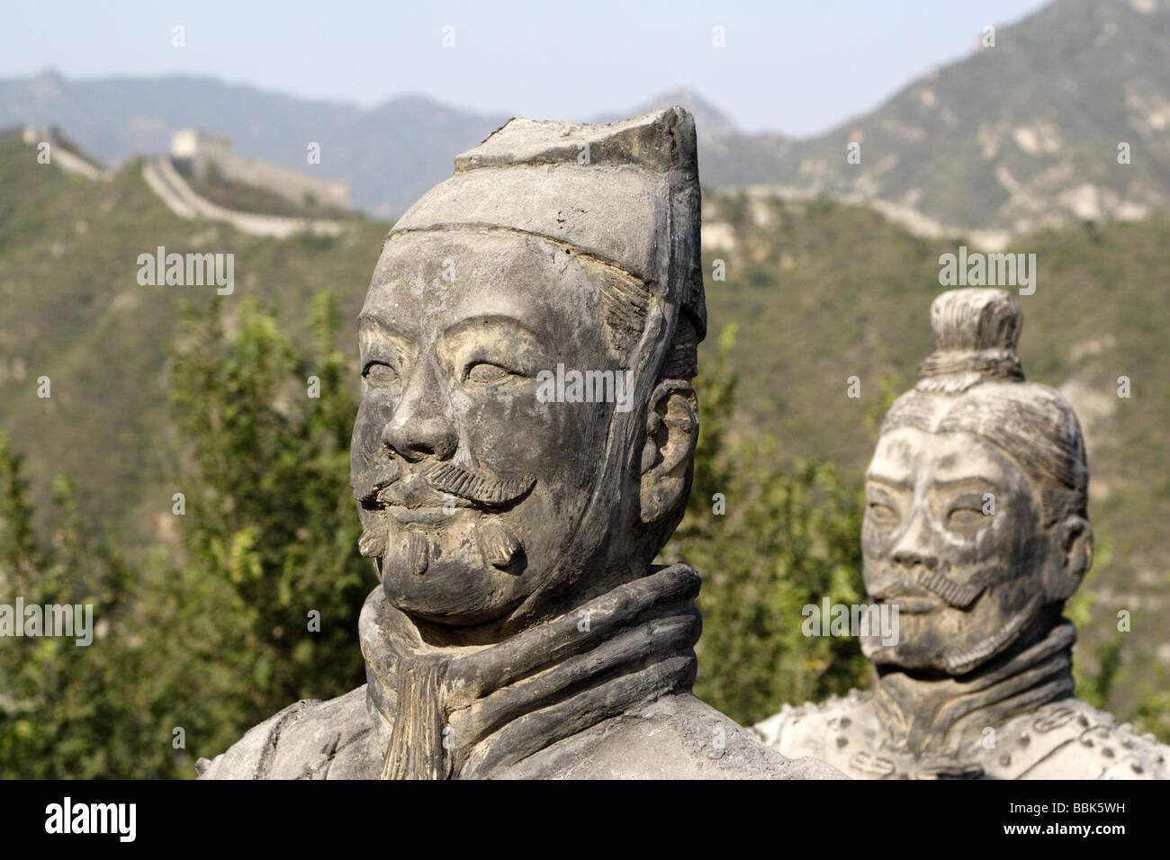 Terrakotta-Krieger auf der chinesischen Mauer bei Juyongguon, in der Nähe der chinesischen Hauptstadt Peking. Stockfoto