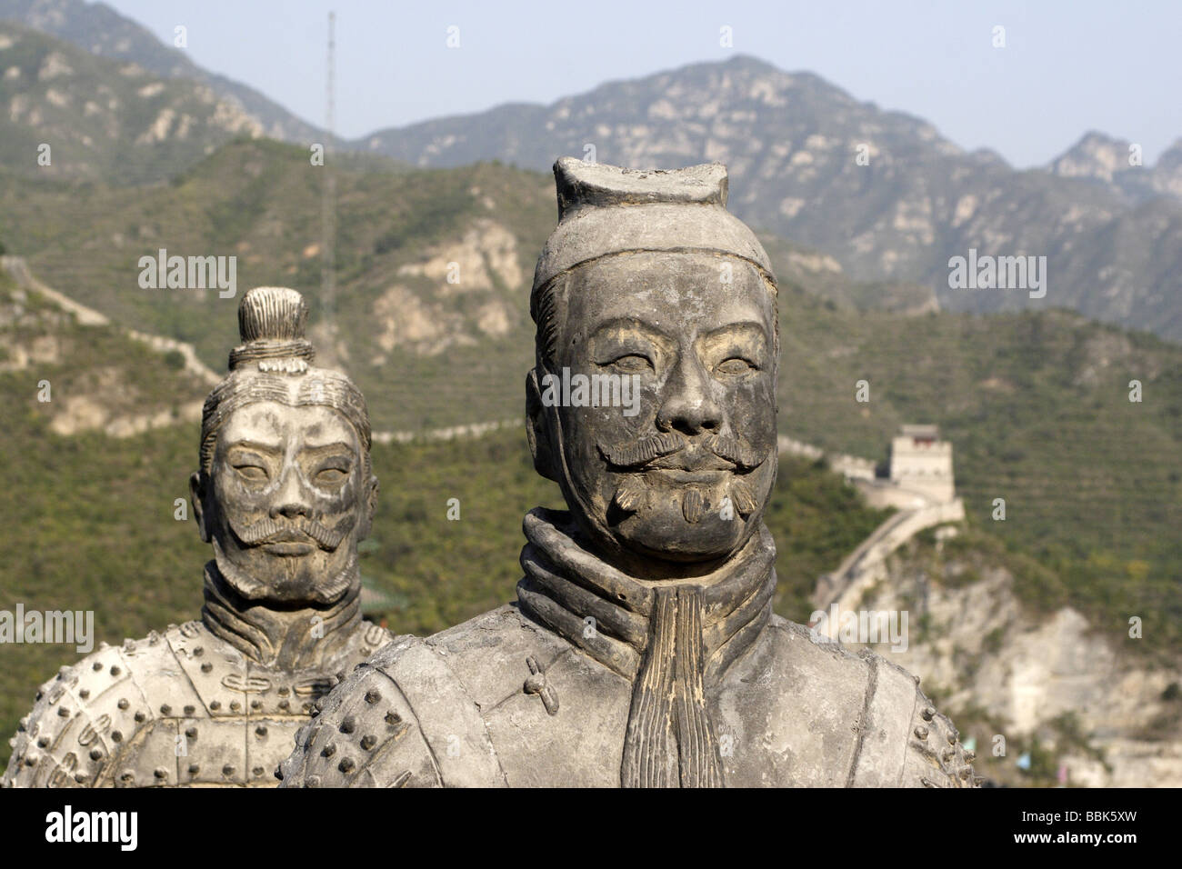 Terrakotta-Krieger auf der chinesischen Mauer bei Juyongguon, in der Nähe der chinesischen Hauptstadt Peking. Stockfoto