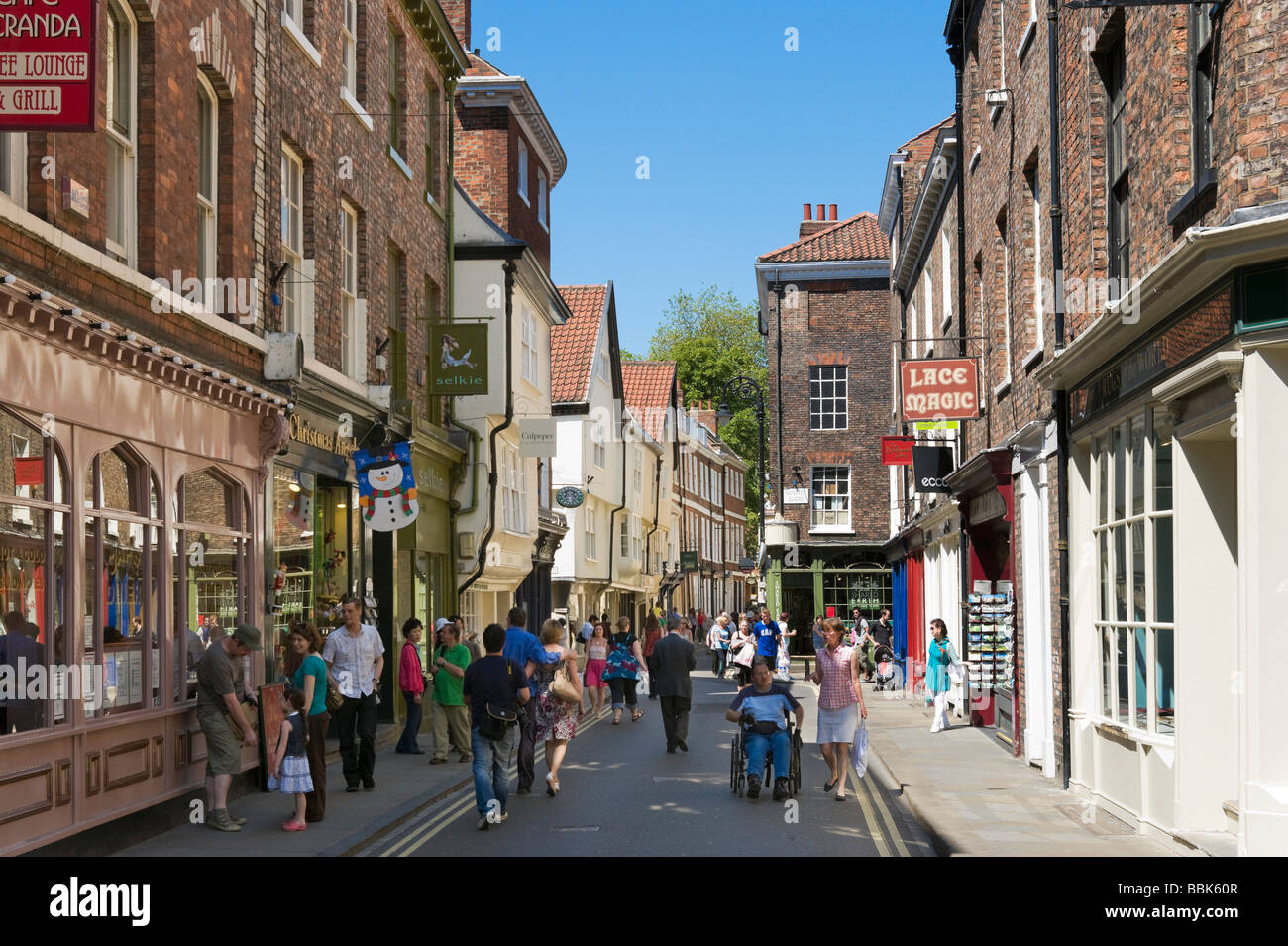Geschäfte auf niedrigen Petergate im Stadtzentrum, York, North Yorkshire, England Stockfoto