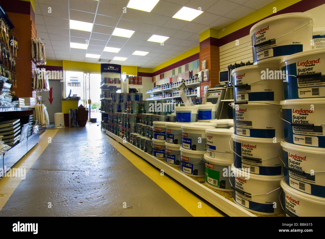 Interieur Dekoration Kleinzentrum mit Zahnstangen Ofpaint Fleck Werkzeuge und Tapete Stockfoto