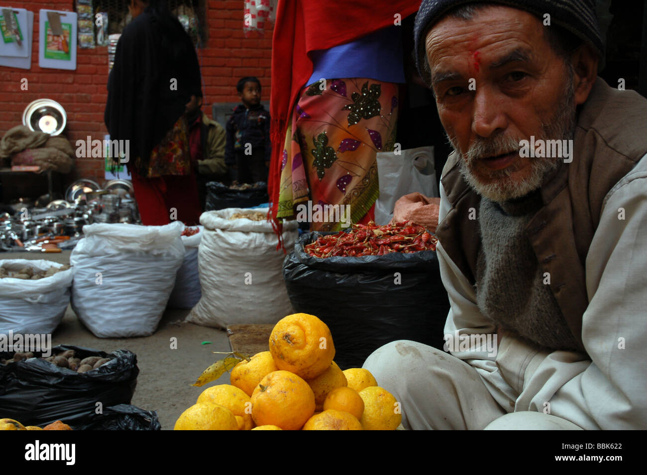 Menschen vor Ort auf den Straßenmärkten in Kathmandu, NEPAL Stockfoto