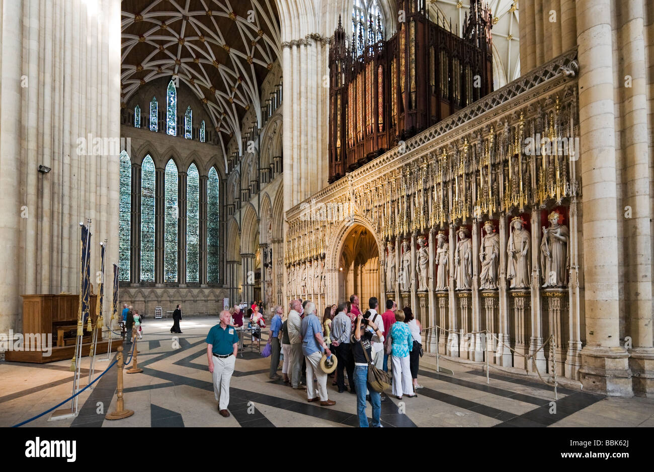 Besucher vor dem Chor-Bildschirm in der zentralen Kreuzung York Minster, York, North Yorkshire, England Stockfoto