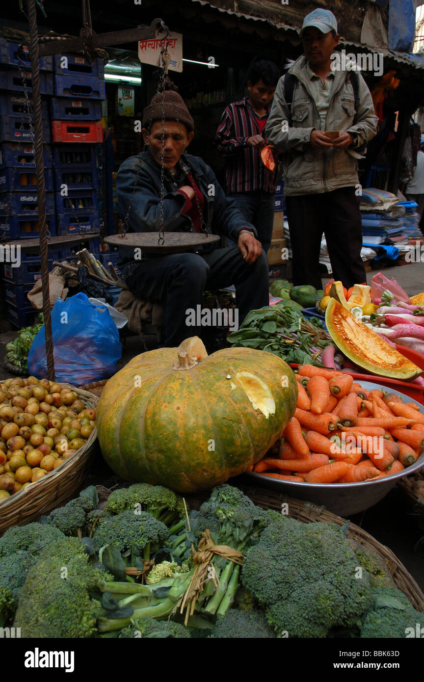 Menschen vor Ort auf den Straßenmärkten in Kathmandu, NEPAL Stockfoto