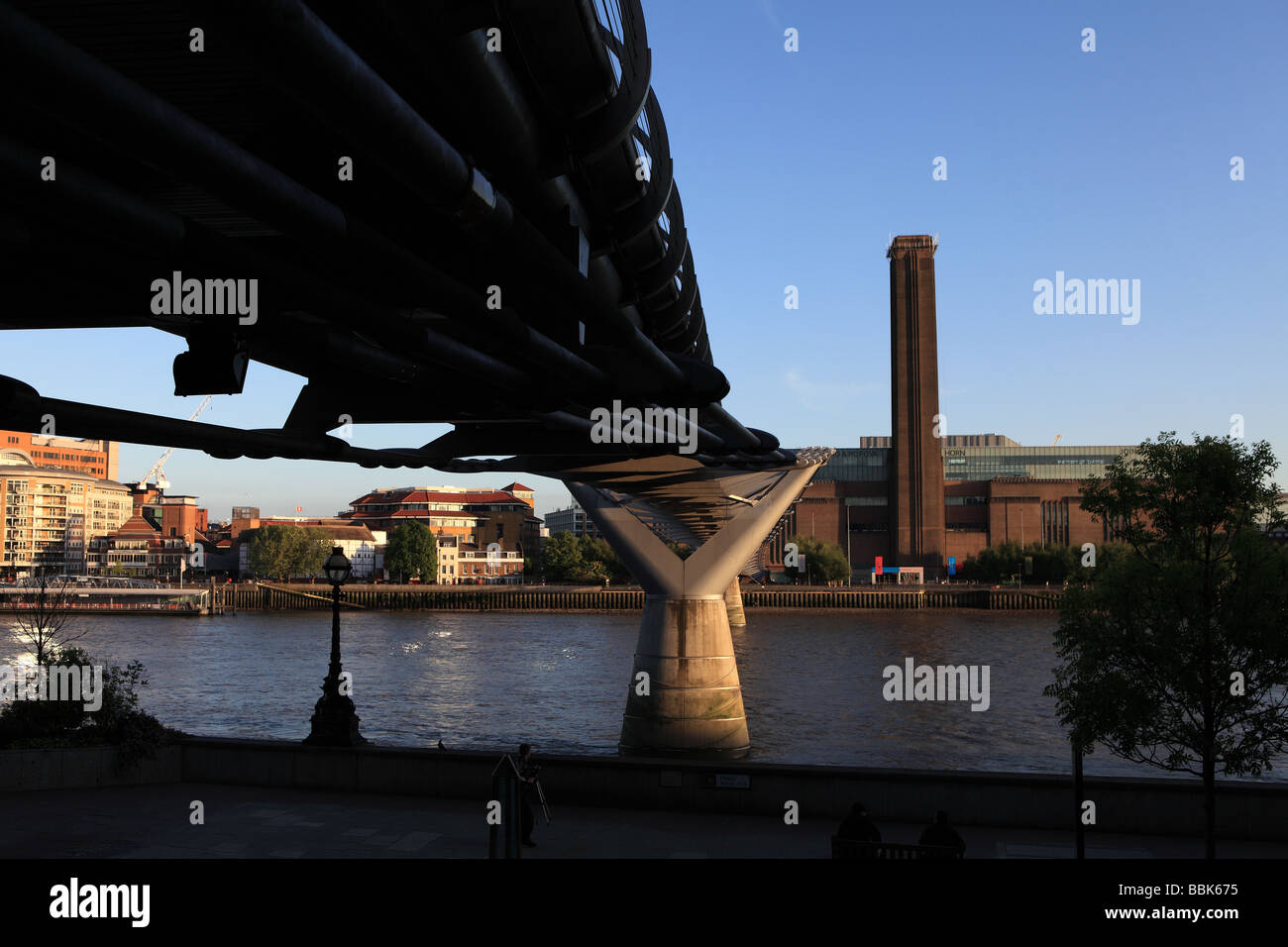 Londoner Millennium Bridge und Tate Modern, London, UK. Stockfoto