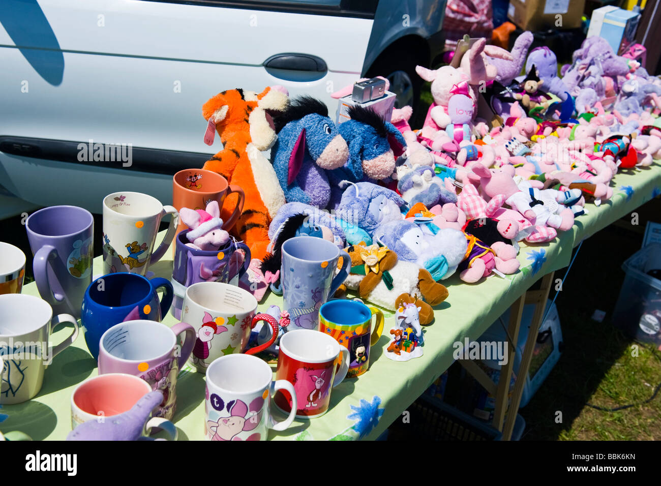 Sporn Hill Flohmarkt, stall mit einer Vielzahl von bunten Kinder Tassen & Plüschtiere Stockfoto