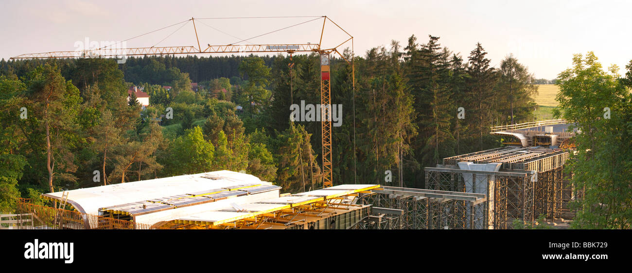 Eine akribische Verschmelzung von Technik und Umweltschutz entfaltet sich auf der tschechischen Autobahnbrücke. Stockfoto
