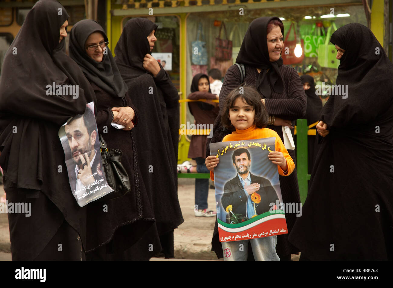 Junges Mädchen und ihre Familie begrüßen Präsident Mahmoud Ahmadinejad zu Qazvin während seiner 57. provinziellen tour Stockfoto