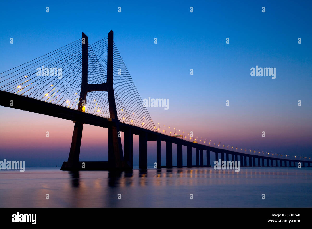 Vasco de Gama Hängebrücke bei Nacht, Lissabon, Portugal, Europa Stockfoto