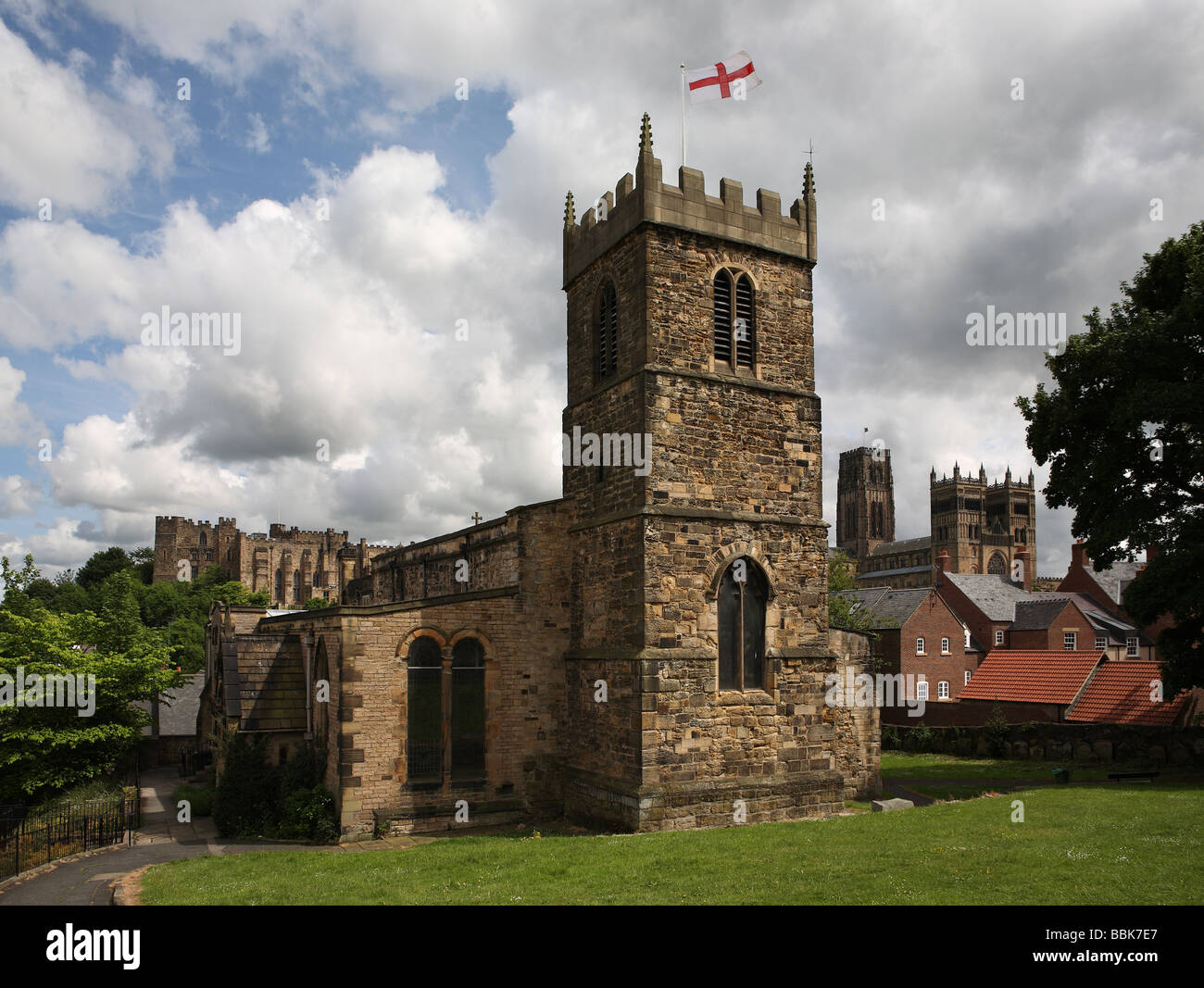 St Margaret's Church Durham mit Schloss und Kathedrale im Hintergrund, England, Großbritannien Stockfoto