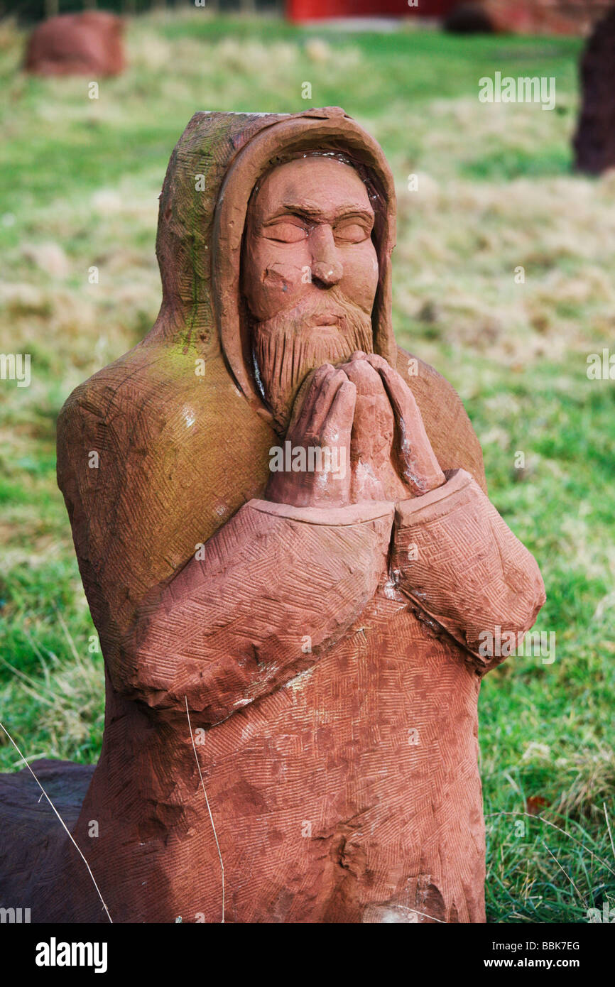 Zisterzienser Mönch an Gebet geschnitzte Statue in Furness Abbey Stockfoto