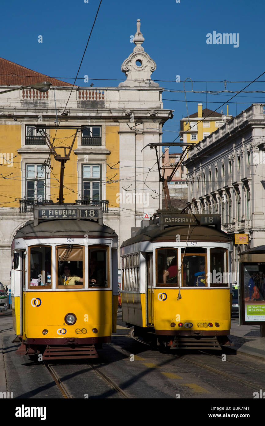 Straßenbahn im zentralen Stadtteil Baixa in Praça Comercio Lissabon, Portugal, Europa Stockfoto