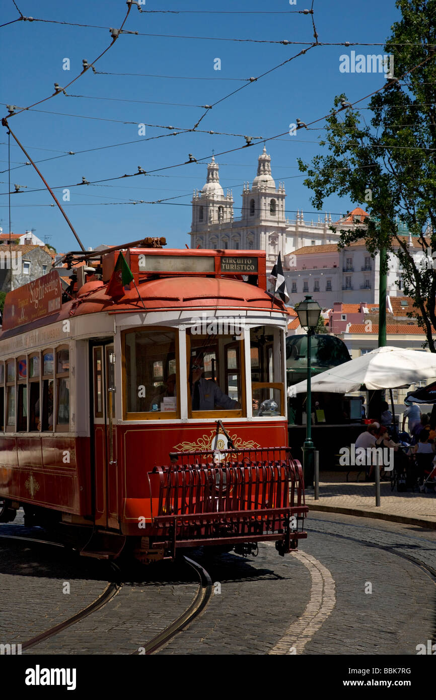 Straßenbahn in Alfama Viertel von Lissabon, Portugal, Europa Stockfoto