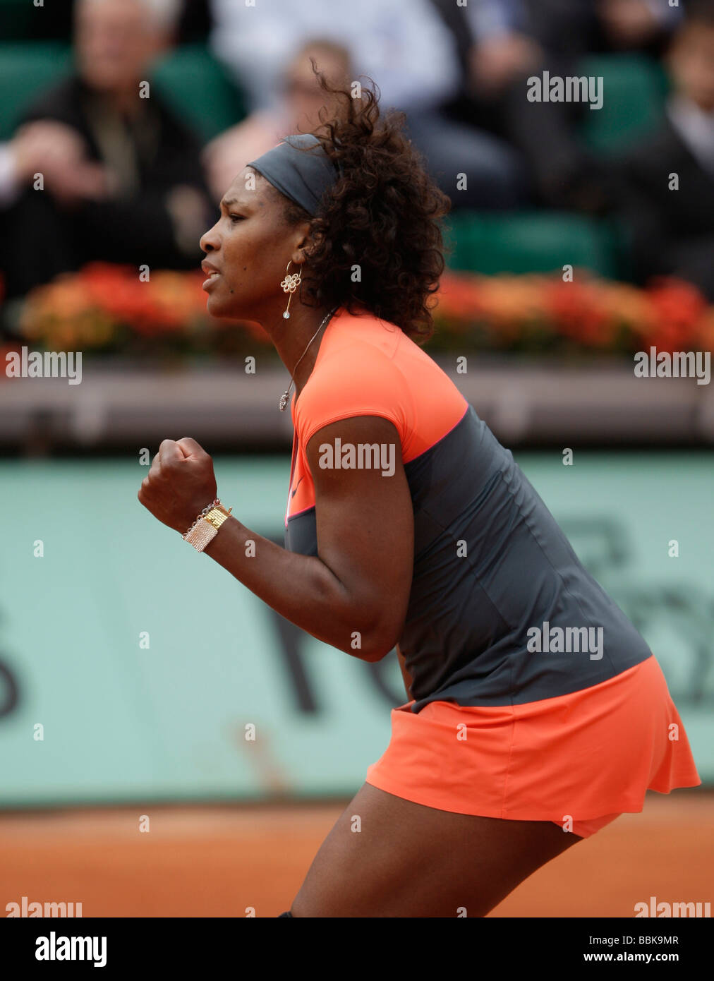 Tennisspielerin Serena Williams feiert ihren Sieg an der Französisch Open 2009 Stockfoto