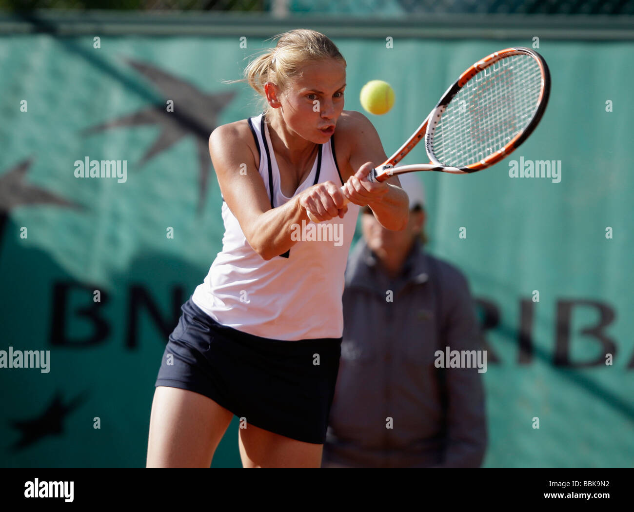 Tennisspieler Jelena Dokic spielt Rückhand Rückkehr in Roland Garros Stockfoto