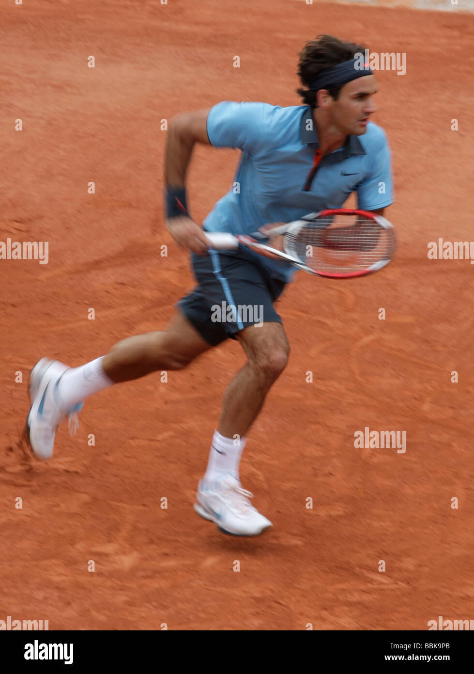 Tennisspieler Roger Federer läuft vorwärts in Roland Garros Stockfoto