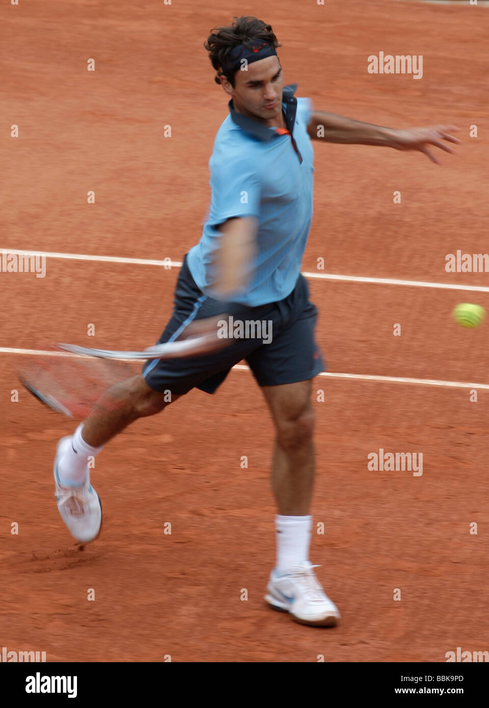 Tennisspieler Roger Federer spielt eine Vorhand Rückkehr in Roland Garros Stockfoto