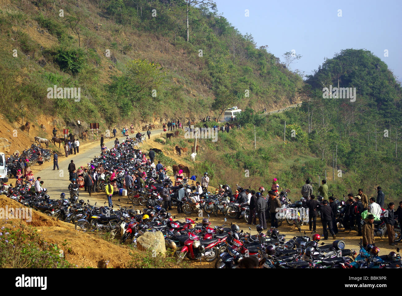 Eingang zum können Cau Markt Vietnam. Minibus und Motorrad wurde das Pferd als das bevorzugte Transportmittel ersetzt. Stockfoto