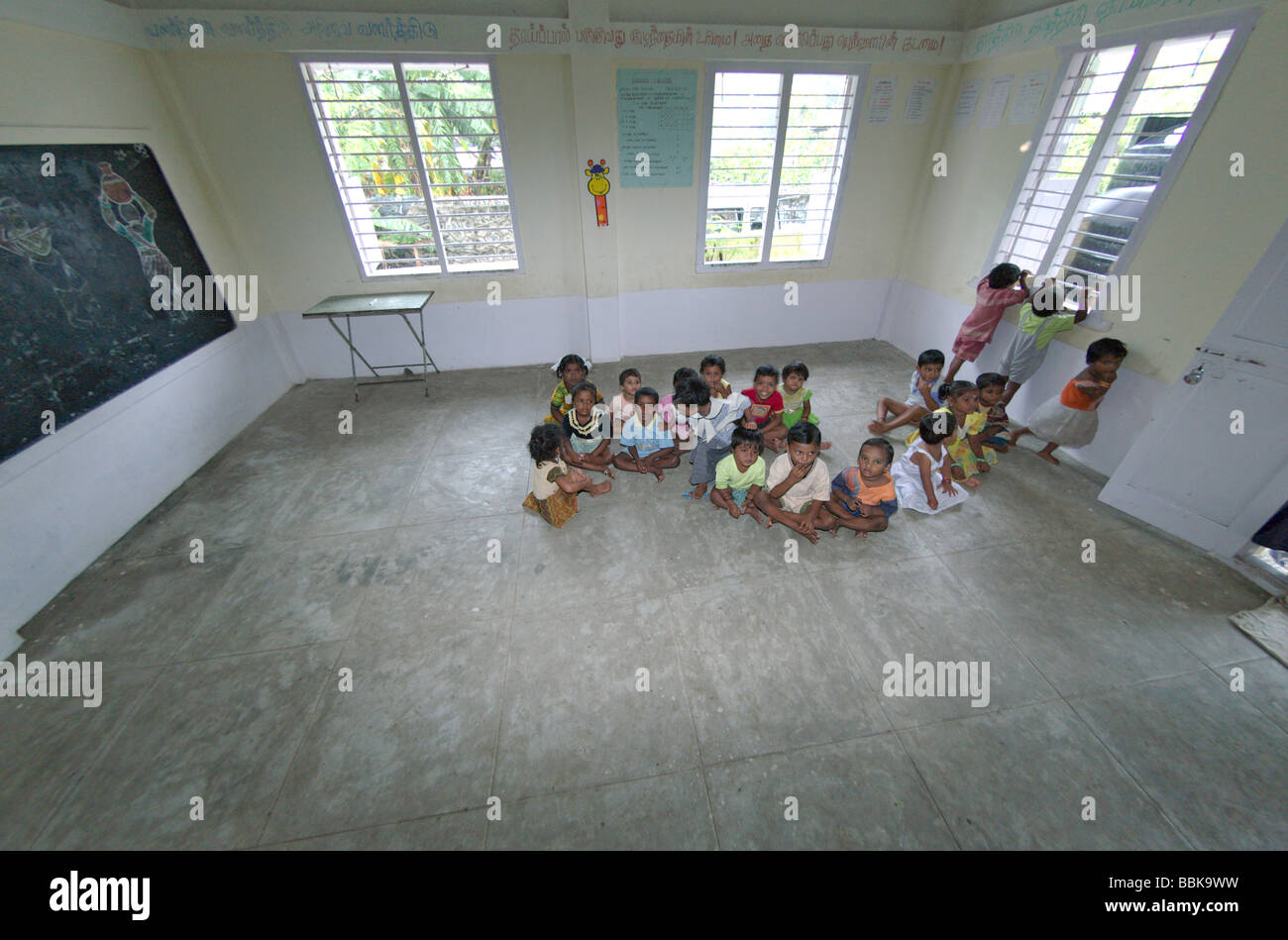 Kleinen Kindern in einem der Chennai suburban Slums Kindergärten. Indien, Tamil Nadu, Chennai (Madras). Keine Releases zur Verfügung. Stockfoto